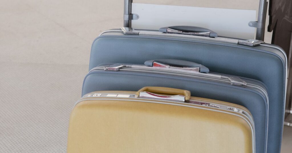 Plusieurs valises de differentes marques alignees